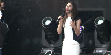 Wurst singt "Rise like a Phoenix" am Ballhausplatz