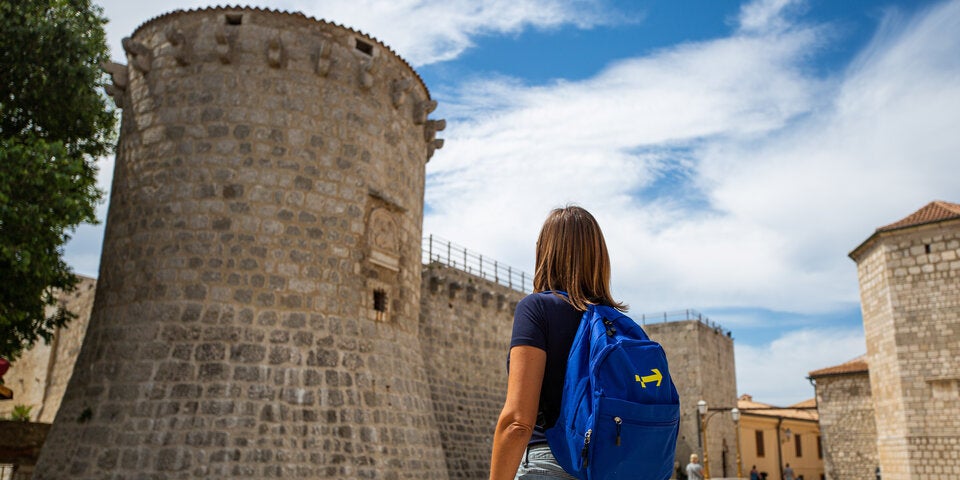 Machen Sie einen Spaziergang entlang der alten Mauern 