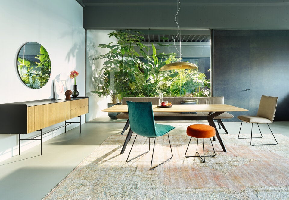 Die filigrane Holzplatte des TE644 Tisch von Haas.