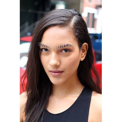 Helle und glossy Augenbrauen bei Alexander Wang, New York Fashion Week Frühjahr / Sommer