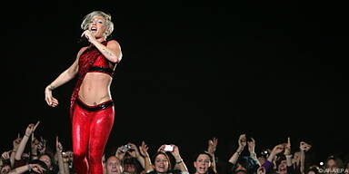 Pink mit einer an Zirkus erinnernde B&uuml;hnenshow