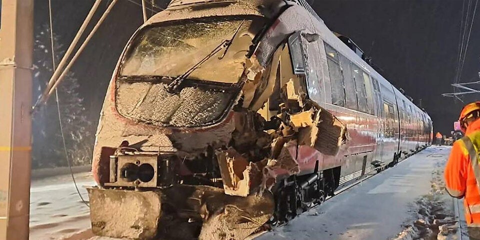 Lkw bleibt im Schnee hängen - Crash mit Regionalzug