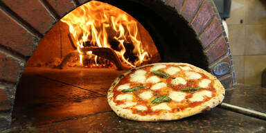 Pizza gebacken in einem Steinofen