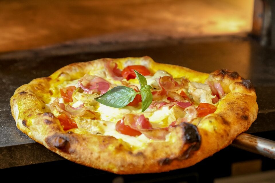 Pizza gialla in Crosta mit kurkumagefärbtem Teig.