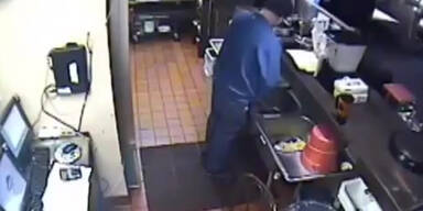 Pizza-Hut-Koch uriniert in Küche