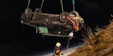 Pkw durchbrach die Leitplanke