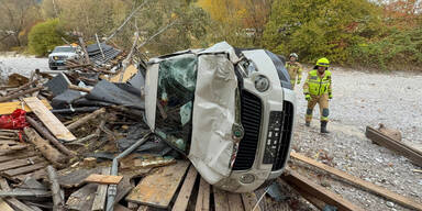 Auto flog in Bachbett Tirol