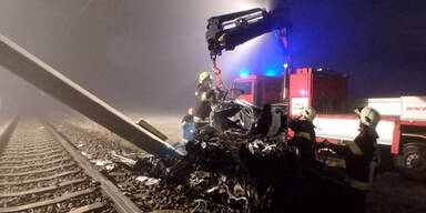 Zug schrottet Pkw bei Tulln