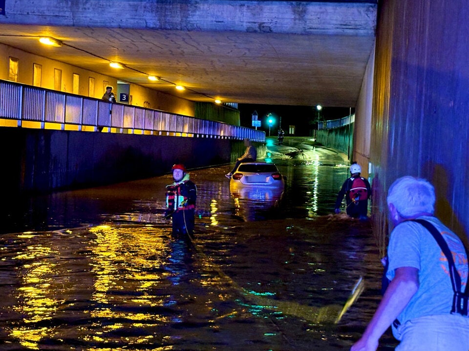 Untergegangen: Mercedes-Fahrer rettete sich aufs Dach