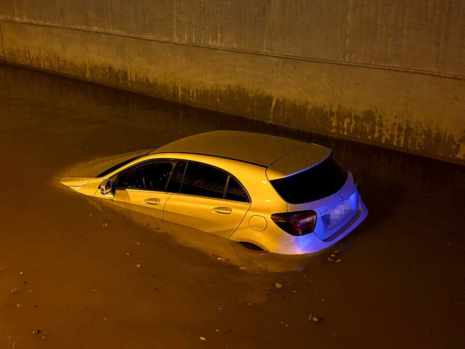 Untergegangen: Mercedes-Fahrer rettete sich aufs Dach