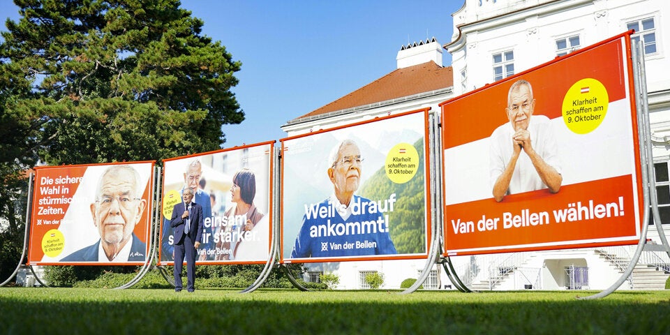 Van der Bellen zeigt sich rot-weiß-rot