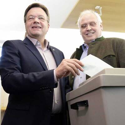 Hier gibt Ingrid Felipe von den Grünen ihre Stimme ab