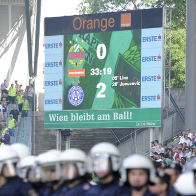 Platzsturm beim Wiener Derby