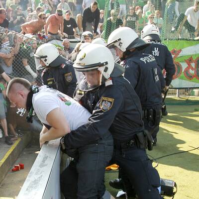 Platzsturm beim Wiener Derby