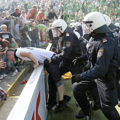 Platzsturm beim Wiener Derby