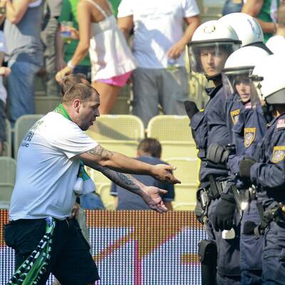 Platzsturm beim Wiener Derby