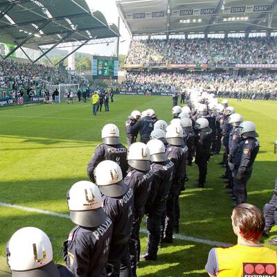Platzsturm beim Wiener Derby