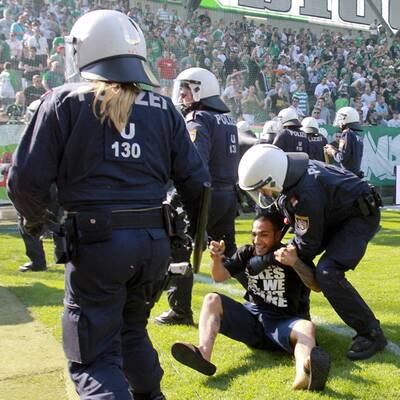 Platzsturm beim Wiener Derby