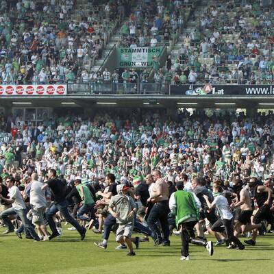 Platzsturm beim Wiener Derby