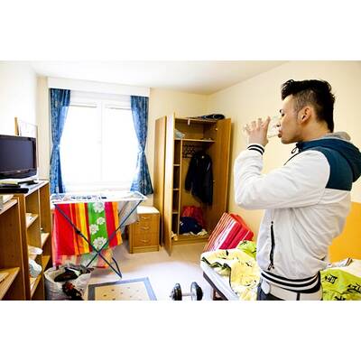 Lukas Plöchl zeigt uns seine Studentenbude