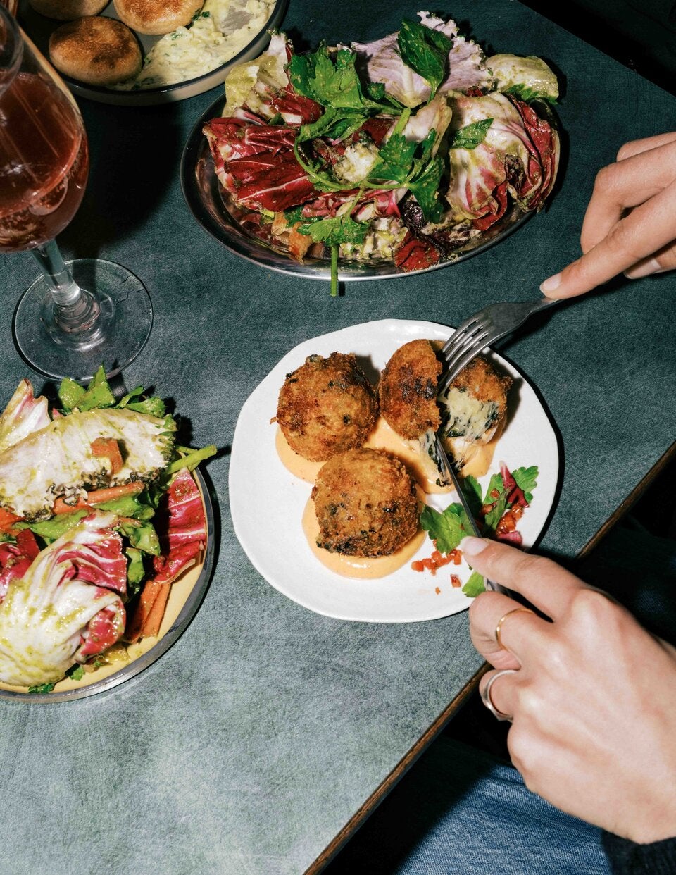 Ein Touch Spanien: Gefüllte Croquettes mit Dip-Saucen.