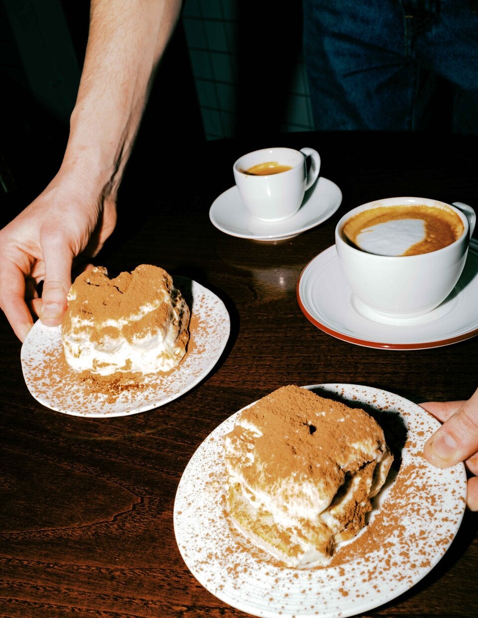 Flaumiges Tiramisu bildet den süßen Abschluss.