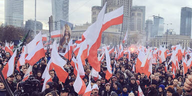 Krawalle und Kranzniederlegungen am Nationalfeiertag