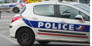 Mann schnitt Frauen in Pariser S-Bahn Kleidung auf