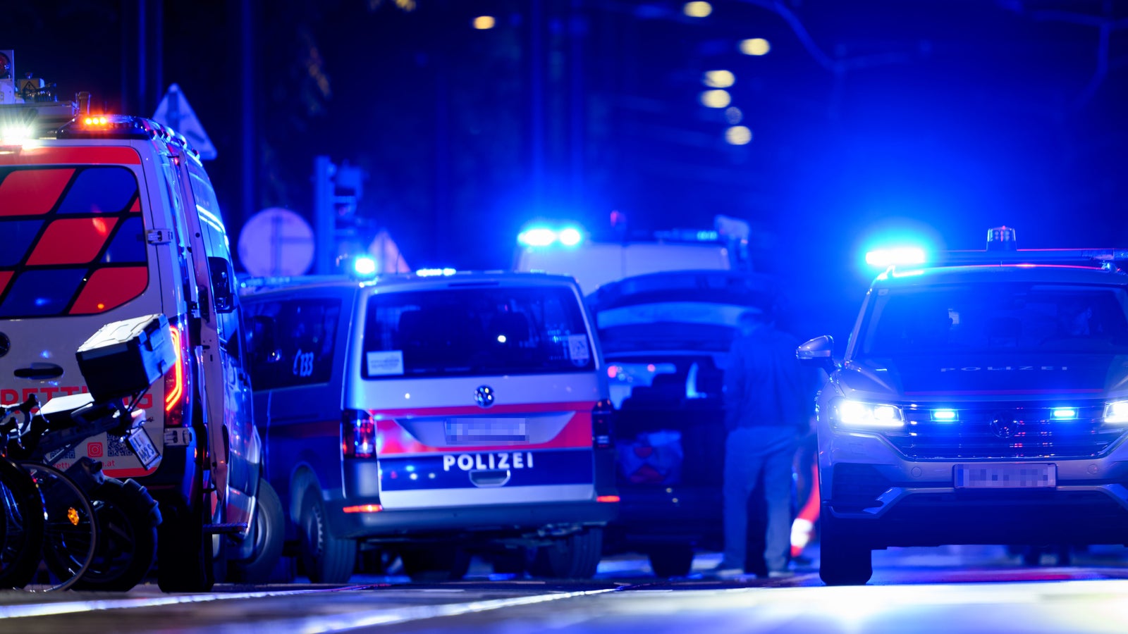 40 Vermummte & Bewaffnete stürmen Südautobahn Kép