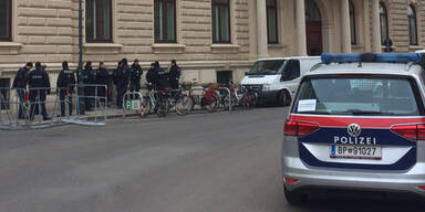 Riesen-Polizeiaufgebot bei Pilz-Enthüllung über Erdogan