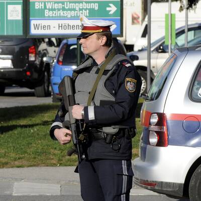 Eine Person wurde durch drei Schüsse verletzt