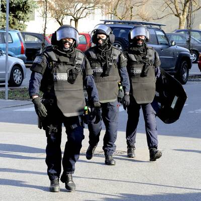 Eine Person wurde durch drei Schüsse verletzt