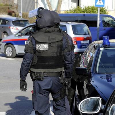 Eine Person wurde durch drei Schüsse verletzt