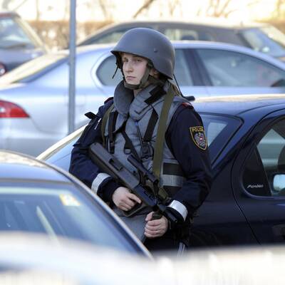 Eine Person wurde durch drei Schüsse verletzt