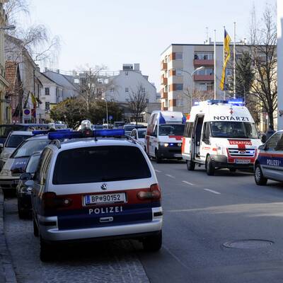 Eine Person wurde durch drei Schüsse verletzt
