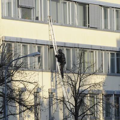Eine Person wurde durch drei Schüsse verletzt