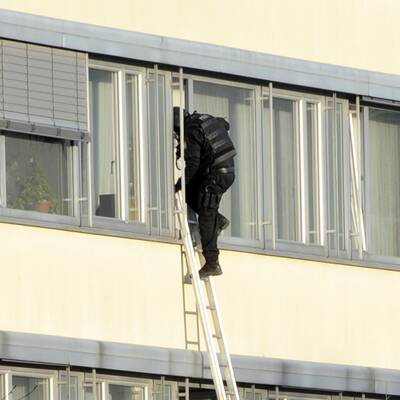 Eine Person wurde durch drei Schüsse verletzt