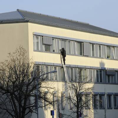 Eine Person wurde durch drei Schüsse verletzt