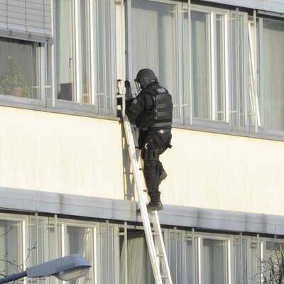 Eine Person wurde durch drei Schüsse verletzt