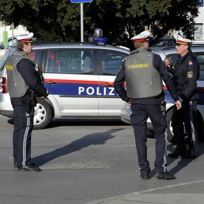 Eine Person wurde durch drei Schüsse verletzt