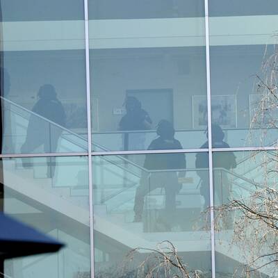 Eine Person wurde durch drei Schüsse verletzt