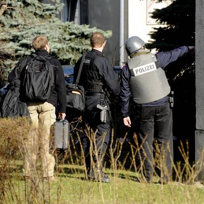 Eine Person wurde durch drei Schüsse verletzt