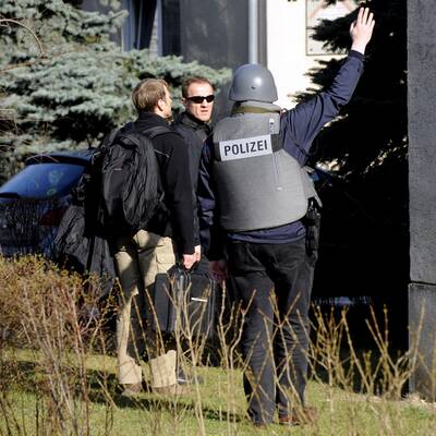 Eine Person wurde durch drei Schüsse verletzt