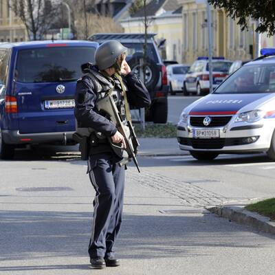 Eine Person wurde durch drei Schüsse verletzt