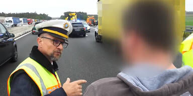 Polizist f&uuml;hrt Gaffer vor