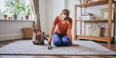 Rotwein, Kaffee, Tierpfoten? Mit diesem Ger&auml;t haben Flecken auf Polstern keine Chance