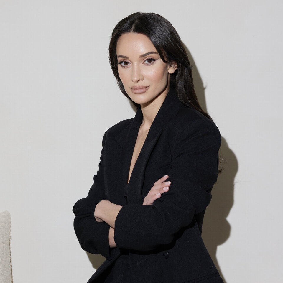 Die Autorin Roxie Nafousi, die „Manifestations-Queen“ (Forbes), ist Persönlichkeitscoach und Mitarbeiterin der Wellness-Plattform POOSH von Kourtney Kardashian. 