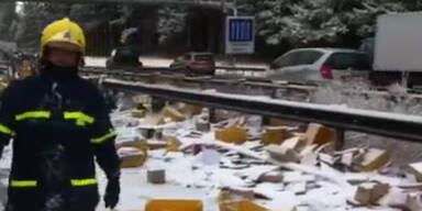 Unfall: Weihnachtspost auf Autobahn verteilt