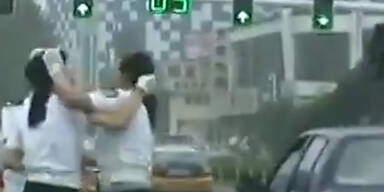 China: Polizistinnen k&auml;mpfen miteinander