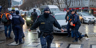Klima-Protest am Praterstern: 18 Kleber festgenommen